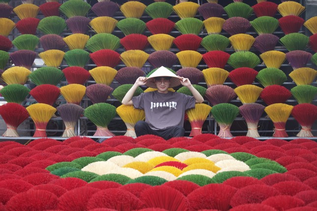 Làng hương Quảng Phú Cầu rực rỡ sắc màu thu hút giới trẻ đến chụp ảnh, quảng bá du lịch ảnh 2