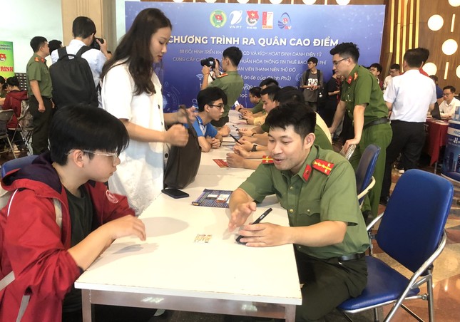 Hà Nội ra quân 88 đội hình tình nguyện hỗ trợ kích hoạt tài khoản định danh điện tử ảnh 1