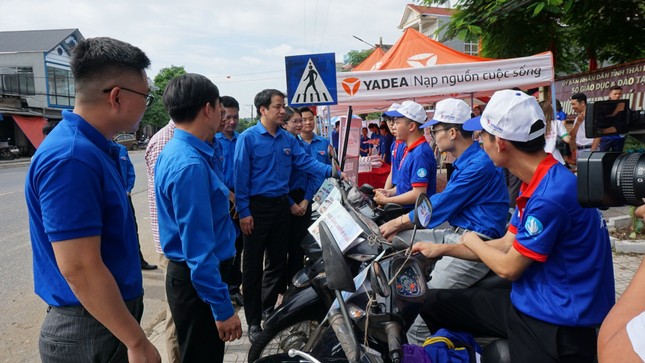 Bí thư T.Ư Đoàn Ngô Văn Cương thăm, tặng quà đội hình Tiếp sức mùa thi ở Thái Nguyên ảnh 5