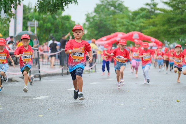 Hàng nghìn thiếu nhi Bình Thuận chạy gây quỹ làm việc tốt ảnh 1