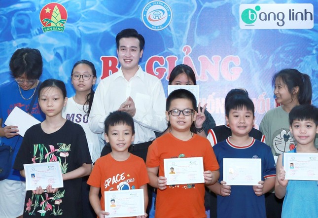 Hàng nghìn thiếu nhi Thủ đô hoàn cảnh khó khăn được học bơi miễn phí ảnh 1