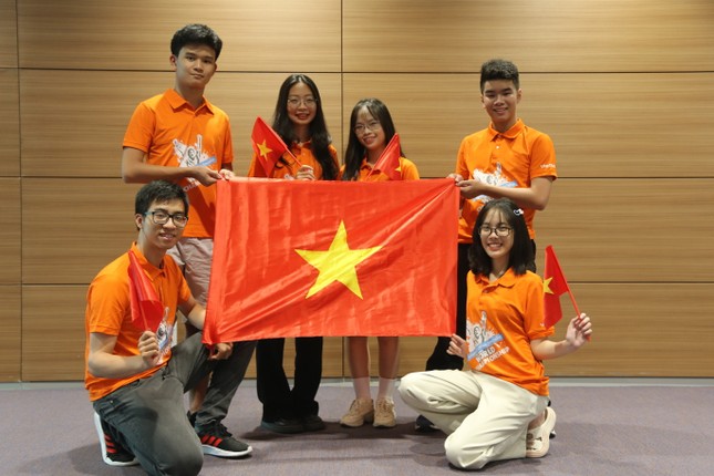 Ba nữ sinh xuất sắc giành Huy chương cuộc thi Vô địch Tin học văn phòng thế giới ảnh 4
