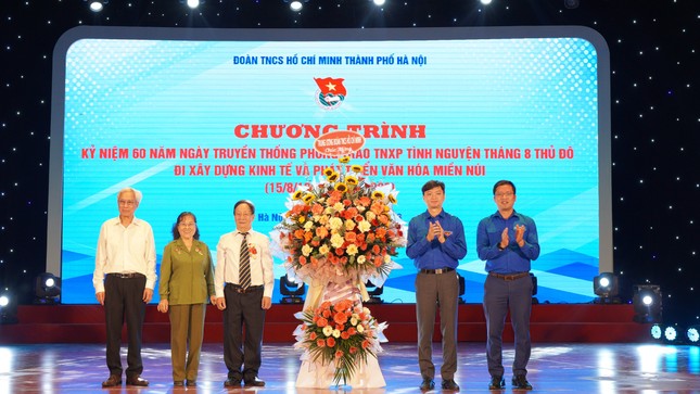60 năm phong trào TNXP tình nguyện Tháng 8 Thủ đô: Hiến trọn thanh xuân cho đất nước ảnh 1