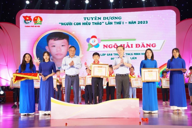 Xúc động câu chuyện của những người con hiếu thảo ảnh 2