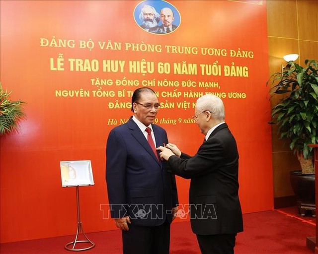 Tổng Bí thư Nguyễn Phú Trọng trao Huy hiệu 60 năm tuổi Đảng cho nguyên Tổng Bí thư Nông Đức Mạnh ảnh 1