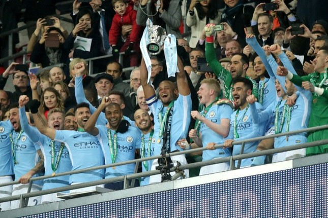 Cựu sao Man City 'hộ tống' cúp Ngoại hạng Anh tới Việt Nam ảnh 1
