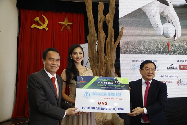 Cận cảnh cây trầm hương quý hiếm tại Tiền Phong Golf Championship ảnh 1