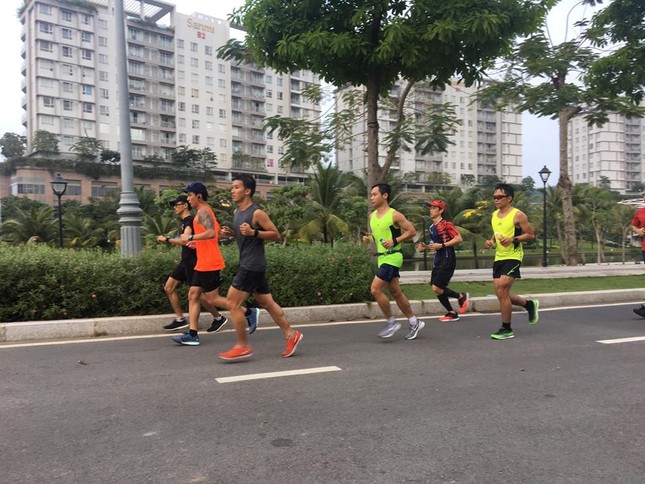 Mục kích 'lò luyện công' của runner Sài thành cho Tiền Phong Marathon ảnh 8
