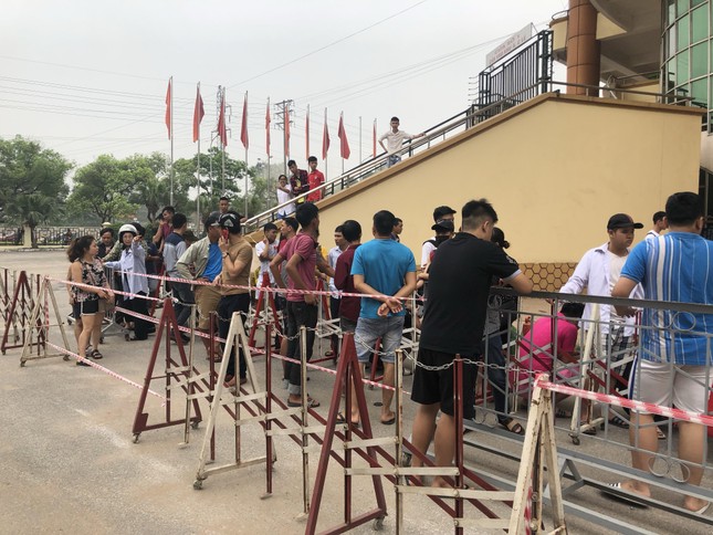 Xếp hàng mua vé U23 Việt Nam vs U23 Myanmar từ tờ mờ sáng ảnh 1