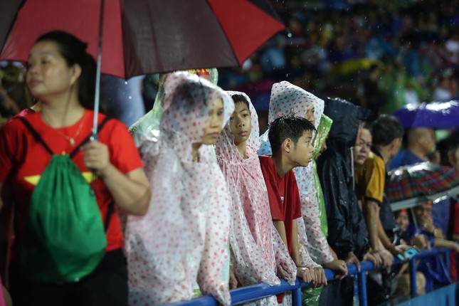 Trận U23 Việt Nam vs U23 Myanmar bị gián đoạn do... sấm sét ảnh 1