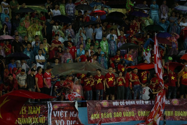 Trận U23 Việt Nam vs U23 Myanmar bị gián đoạn do... sấm sét ảnh 3
