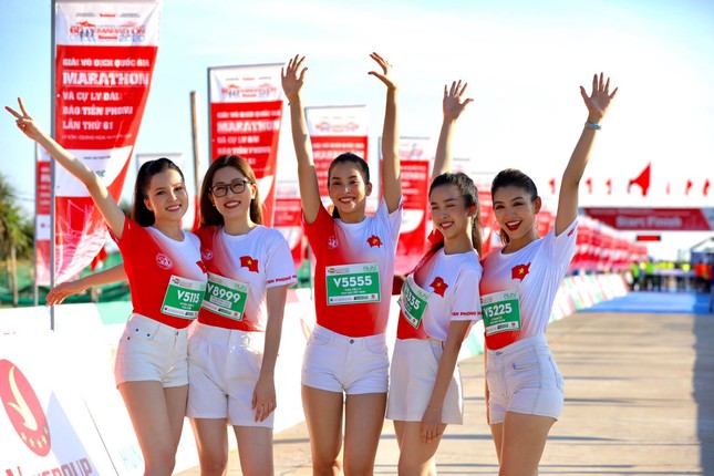 Hoa hậu Tiểu Vy và dàn người đẹp tiếp lửa cho Tiền Phong Marathon ảnh 11