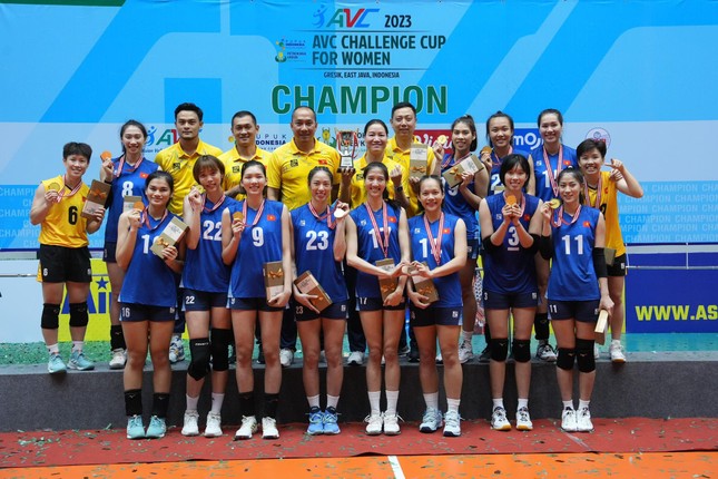 Ngược dòng hạ Indonesia, bóng chuyền nữ Việt Nam vô địch AVC Challenge Cup ảnh 2