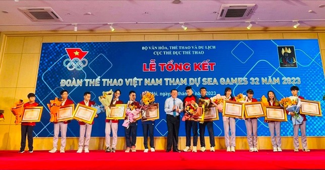 Trao Bằng khen của Thủ tướng Chính phủ tặng 196 VĐV đạt thành tích xuất sắc tại SEA Games 32 ảnh 1