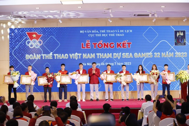 Trao Bằng khen của Thủ tướng Chính phủ tặng 196 VĐV đạt thành tích xuất sắc tại SEA Games 32 ảnh 2