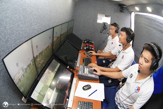 Tổ trọng tài VAR đầu tiên trong lịch sử V-League ảnh 1