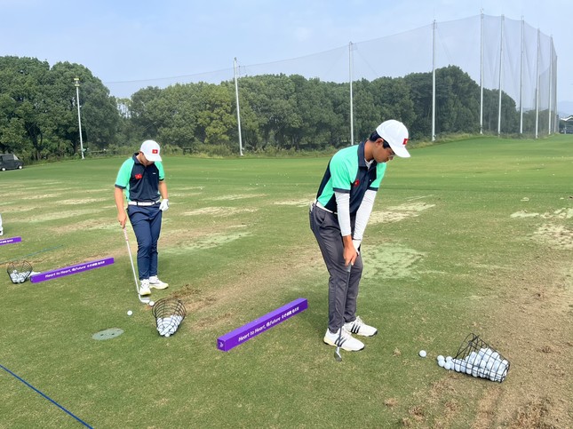 Asiad 19: Khánh Hưng, Anh Minh vượt cắt, đội golf nam lọt tốp 10 nội dung đồng đội ảnh 1