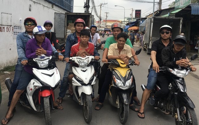 Ba cha con đi cướp xe máy bị nhóm “hiệp sĩ” tóm gọn ảnh 1