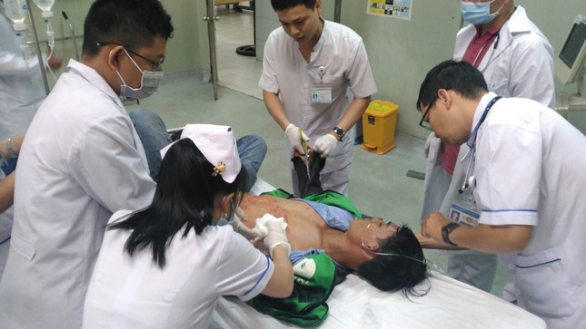 Nhân viên quán nhậu đâm khách vì chê tiền bo ít ảnh 1