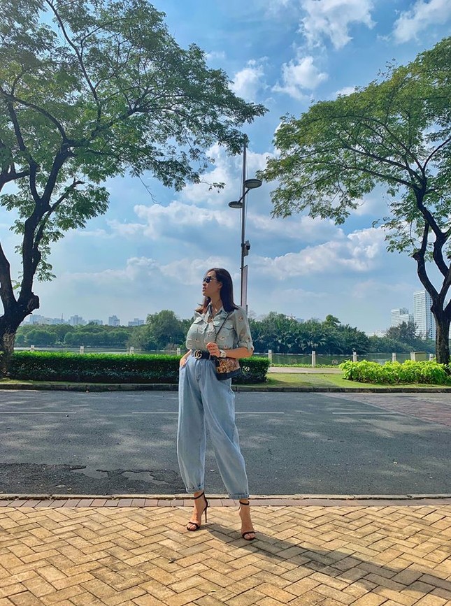 Sinh 1 tuần sinh mổ, MC Phương Mai đã đi giày cao gót, trẻ trung ra phố ảnh 2