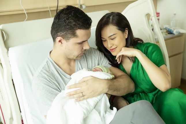 Sinh 1 tuần sinh mổ, MC Phương Mai đã đi giày cao gót, trẻ trung ra phố ảnh 3
