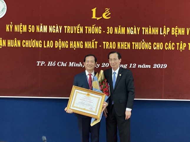Bệnh viện Nhân dân 115 vinh dự đón nhận Huân chương Lao động hạng Nhất ảnh 2