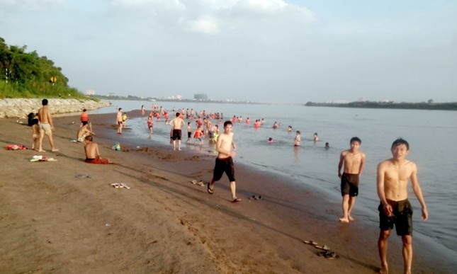 Bãi tắm sông Hồng đông như bãi biển ảnh 7