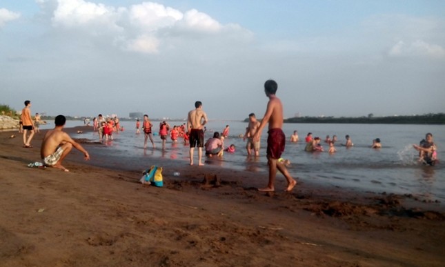 Bãi tắm sông Hồng đông như bãi biển ảnh 8