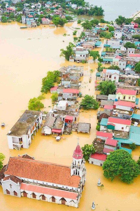 Cận cảnh mưa lũ nhấn chìm nhà dân ở Ninh Bình ảnh 1