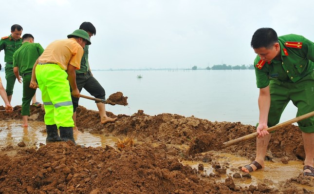 Cận cảnh mưa lũ nhấn chìm nhà dân ở Ninh Bình ảnh 5