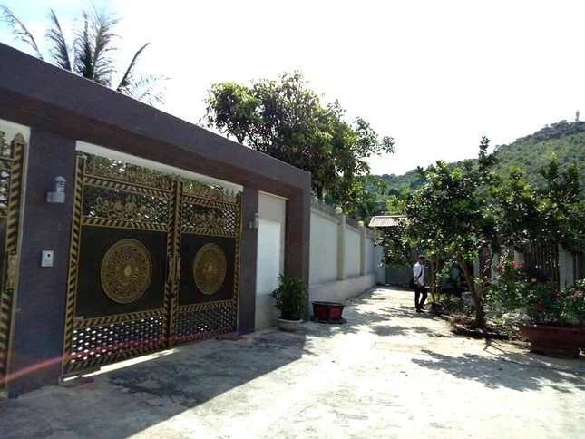 Cận cảnh tư dinh cựu Giám đốc Bệnh viện Hoà Bình vừa bị khởi tố ảnh 1