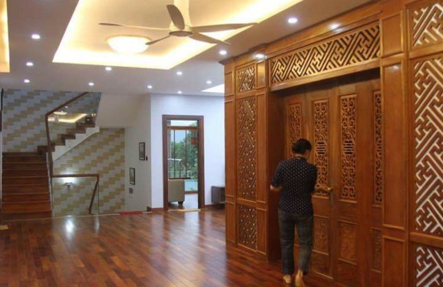 Cận cảnh tư dinh cựu Giám đốc Bệnh viện Hoà Bình vừa bị khởi tố ảnh 2