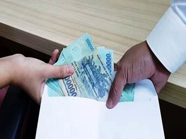 Quay phim nhiều tờ 500.000 đồng trên bàn của CSGT rồi tống tiền ảnh 1 Quay phim nhiều tờ 500.000 đồng trên bàn của CSGT rồi tống tiền ảnh 1