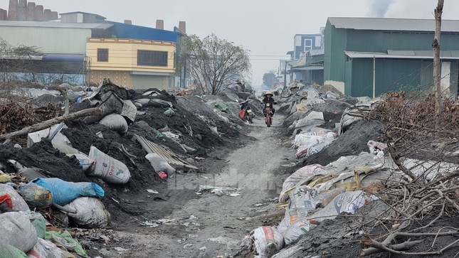 Cuộc sống khắc nghiệt tại ngôi làng bị gần 400 nghìn tấn rác thải bủa vây ảnh 1