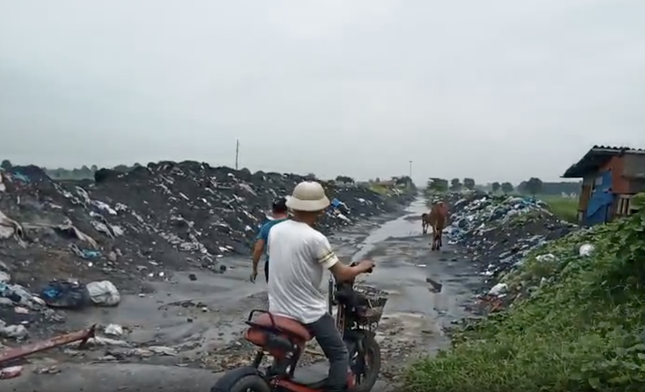 Cuộc sống khắc nghiệt tại ngôi làng bị gần 400 nghìn tấn rác thải bủa vây ảnh 4