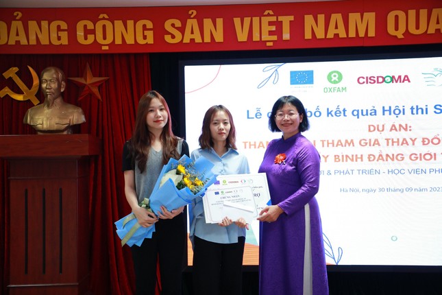Nhóm ‘nhặt sạn định kiến giới trong sách giáo khoa Tiếng Việt’ đoạt giải nhất ảnh 2