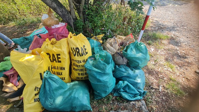 Hàng trăm bạn trẻ dọn rác trên Bán đảo Sơn Trà ảnh 12