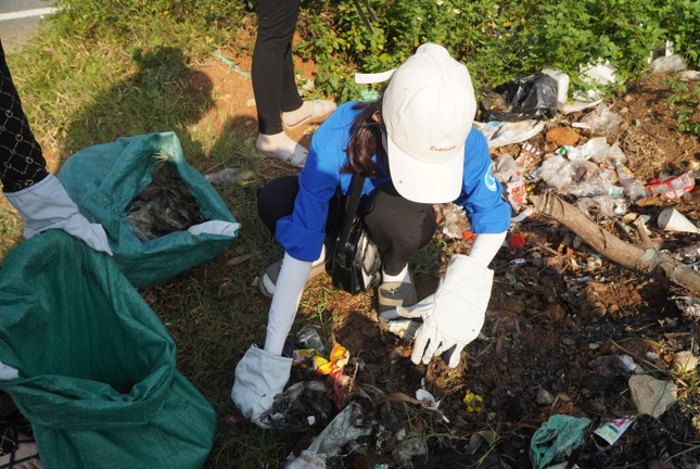 Hàng trăm bạn trẻ dọn rác trên Bán đảo Sơn Trà ảnh 8