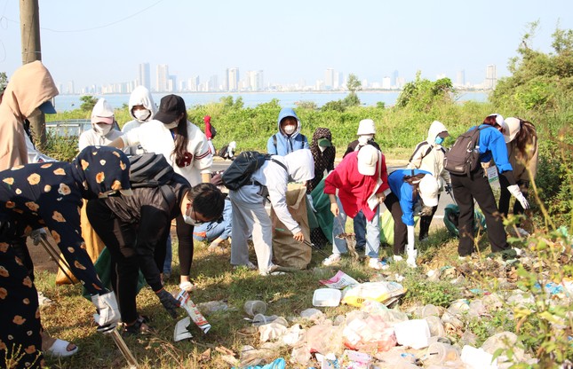 Hàng trăm bạn trẻ dọn rác trên Bán đảo Sơn Trà ảnh 9