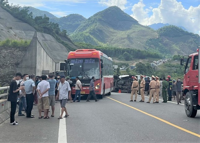 Tai nạn liên hoàn trên cao tốc La Sơn - Túy Loan: Xe khách va xe tải rồi tông lật ngửa xe 16 chỗ ảnh 1