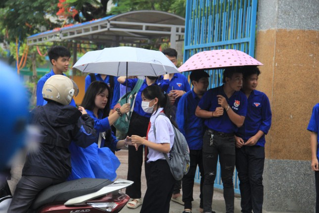 Thi tuyển lớp 10 tại Đà Nẵng: Ngày thi mát mẻ, đề Văn hay, tiếng Anh dễ lấy điểm cao ảnh 2