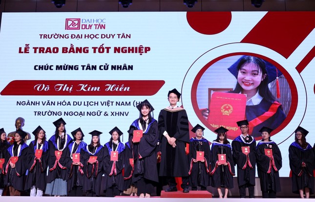 Đại học Duy Tân vinh danh 3.200 trí thức trẻ ảnh 1