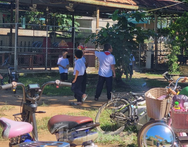 Phụ huynh đem con đến trường cũ 'ngồi không' vì chê trường mới xây 25 tỷ... xa nhà ảnh 3