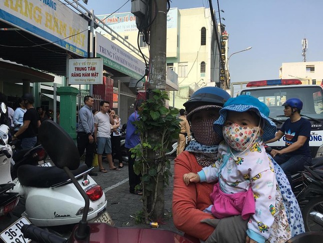 'Vỡ trận' vì hàng ngàn người chen lấn, leo rào đăng ký tiêm vắc xin ảnh 6