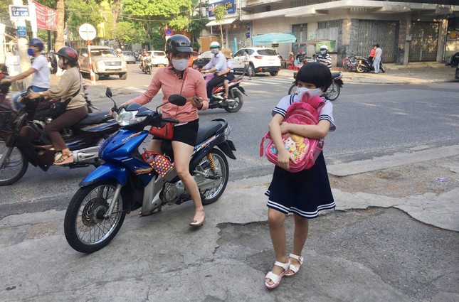 Đà Nẵng: Chèn môn học xã hội hóa vào buổi chính khóa, trò lủi thủi ra ngoài nhìn các bạn học ảnh 2
