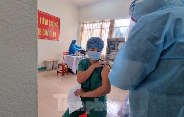 Đà Nẵng: Những nhân viên y tế đầu tiên được tiêm vắc-xin ngừa COVID-19 ảnh 6