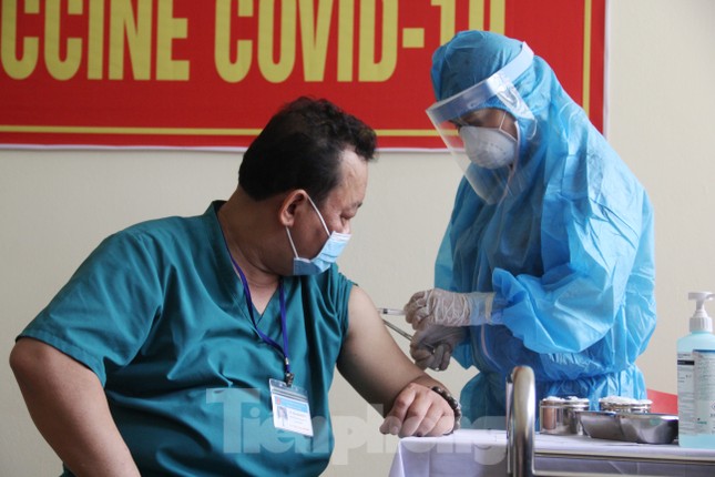 Đà Nẵng: Những nhân viên y tế đầu tiên được tiêm vắc-xin ngừa COVID-19 ảnh 3