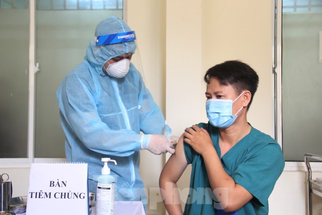 Đà Nẵng: Những nhân viên y tế đầu tiên được tiêm vắc-xin ngừa COVID-19 ảnh 5