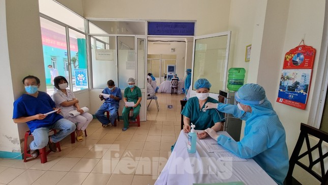 Đà Nẵng: Những nhân viên y tế đầu tiên được tiêm vắc-xin ngừa COVID-19 ảnh 2