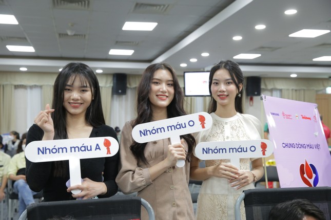 Bốn người đẹp Hoa hậu Việt Nam lan tỏa nghĩa cử cao đẹp tại Chủ nhật Đỏ ảnh 7